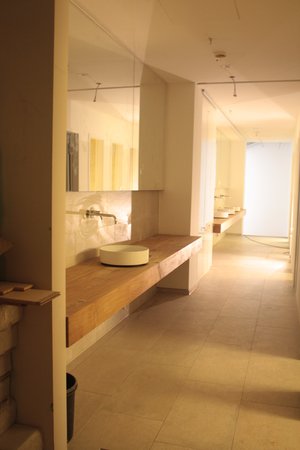 Waschtischanlage mit 3 Handwaschbecken auf einem massiven Eichenbalken. Co. Bormuth.\\n\\n01.07.2013 08:08