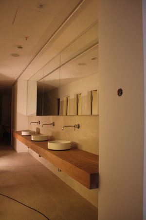 Waschtischanlage mit 3 Handwaschbecken auf einem massiven Eichenbalken. Co. Bormuth.\\n\\n01.07.2013 08:06