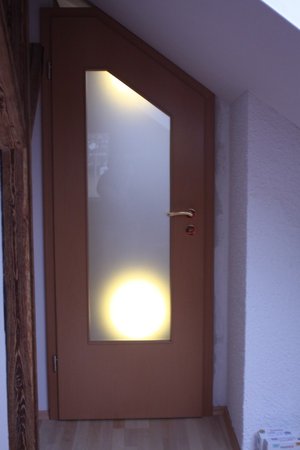Zimmertür mit abgeschrägter Ecke und satinierter Verglasung, Buche furniert, Oberfläche mattlackiert
/ {Location}: Fam. W.\\n\\n26.02.2009 18:14