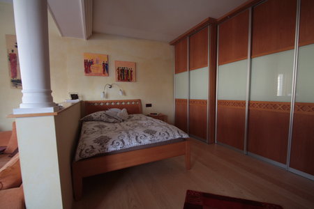 Schlafzimmerschrank mit Schiebetüren, Kirschbaum und Glas. / {Location}: Fam. H.\\n\\n12.10.2012 11:57