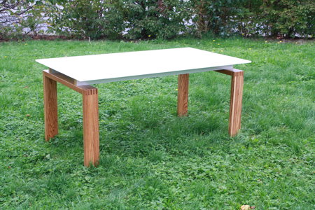 Massivholz - Tischgestell
140 cm x 80 cm,
Zebrano massiv,
Glasplatte satiniert\\n\\n07.10.2010 16:54